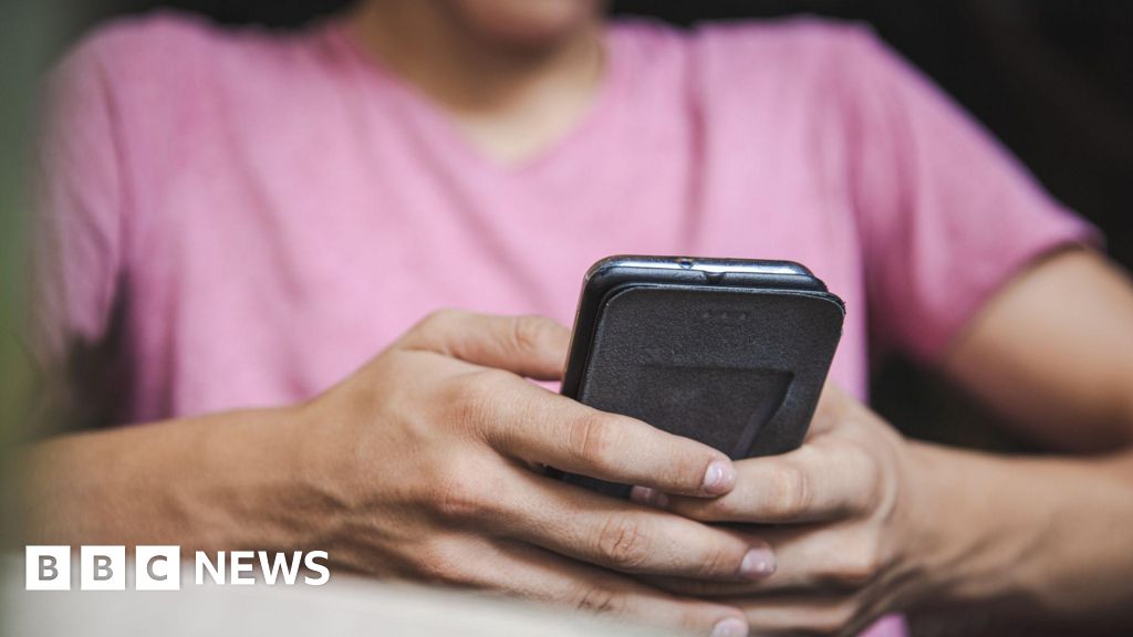 تفرض Ofcom غرامات على موقع العري العميق بسبب عدم التحقق من العمر