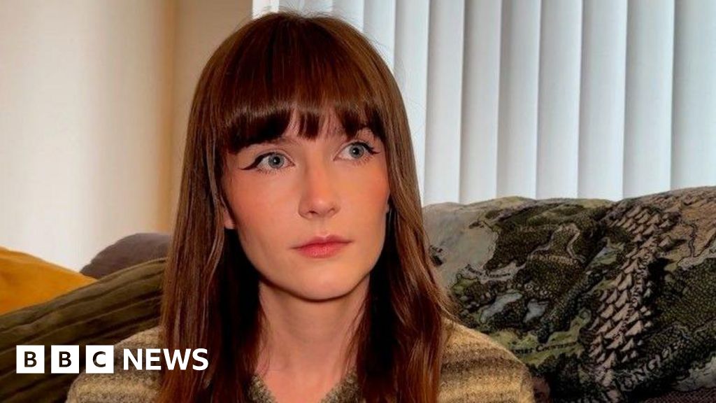 أجهزة سرقة السيارات بدون مفتاح تباع عبر الإنترنت مقابل 20 ألف جنيه إسترليني، حسبما وجدت بي بي سي