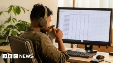 يتمسك العمال بالبرنامج على الرغم من التحول إلى الذكاء الاصطناعي