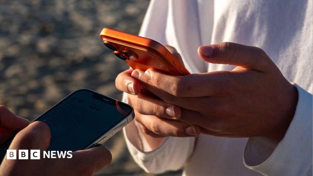 تطبيق WhatsApp يتيح للأشخاص الدردشة دون تبديل أرقام الهواتف
